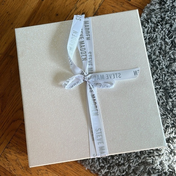 NWT Steve Madden Ivory White Scarf, Beanie, Gloves SET - Picture 4 of 6